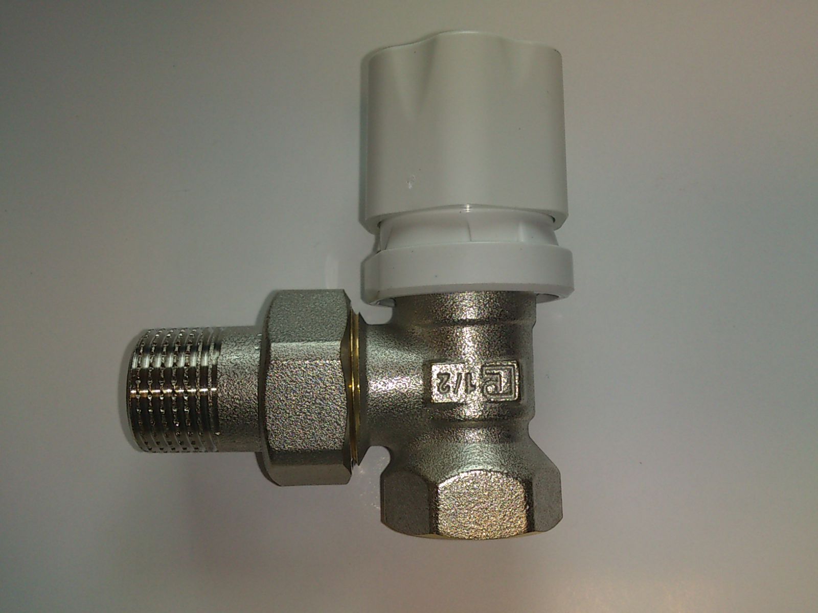 LUXOR 1/2 sarok radiátor szelep RS2502 (termosztatikus) kézikerékkel